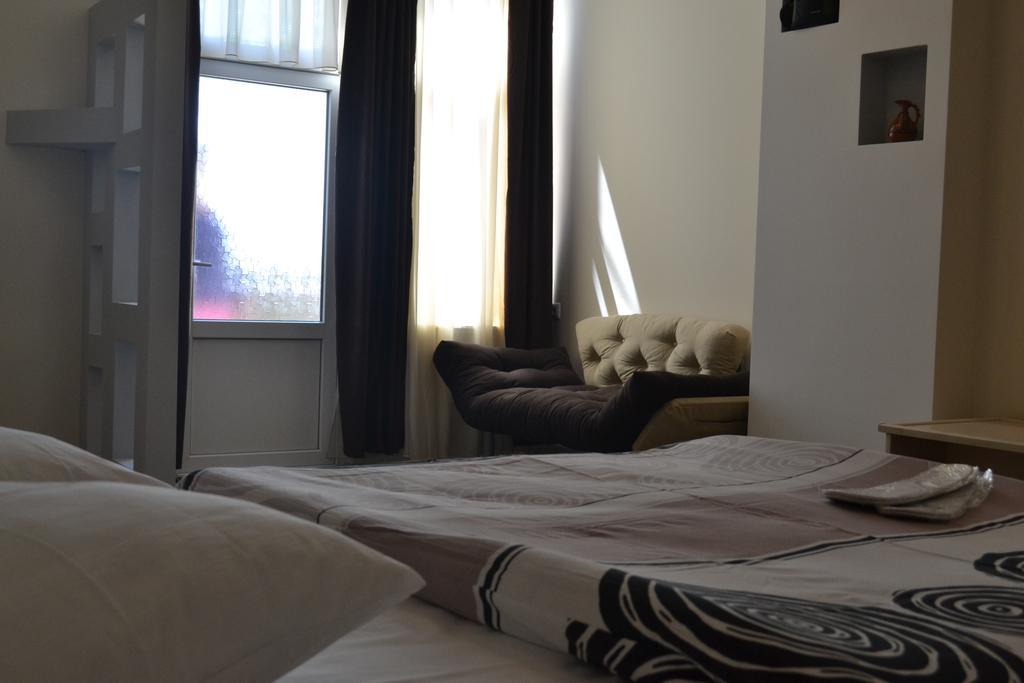 Family Apartment In Avlabari Tbilisi Exteriör bild